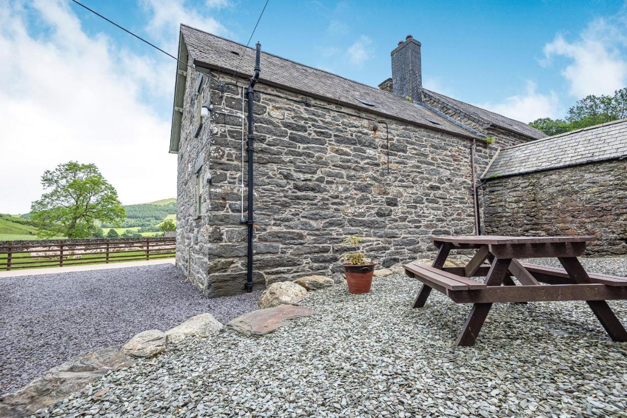 Waedog Bach Villa Llanfor Exterior photo